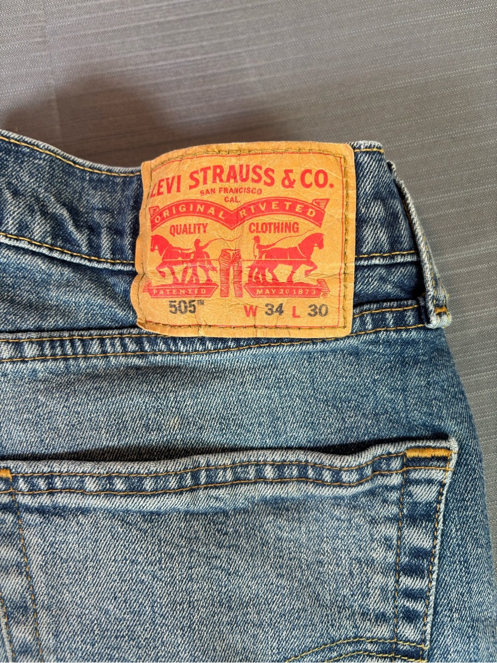 Levi’s 505 Jeans Men’s 34x30 Straight Leg Light Wash Distressed Denim - Picture 6 of 11